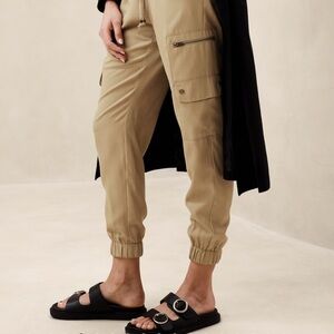Banana Republic Factory Cargo Jogger Tan Size Medium